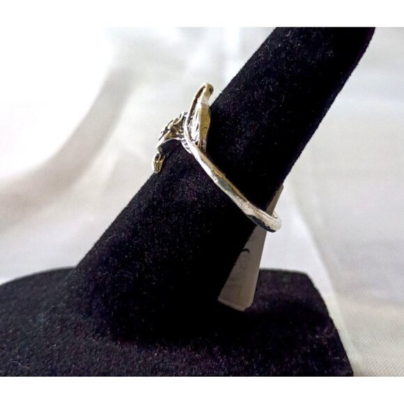 Silvertone Rose Leaf Ring Size 7 Dainty Floral Alloy Jewelry New in Box - Picture 2 of 4